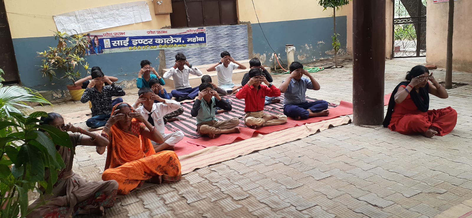 SIC MAHOBA में,योगाभ्यास करते|