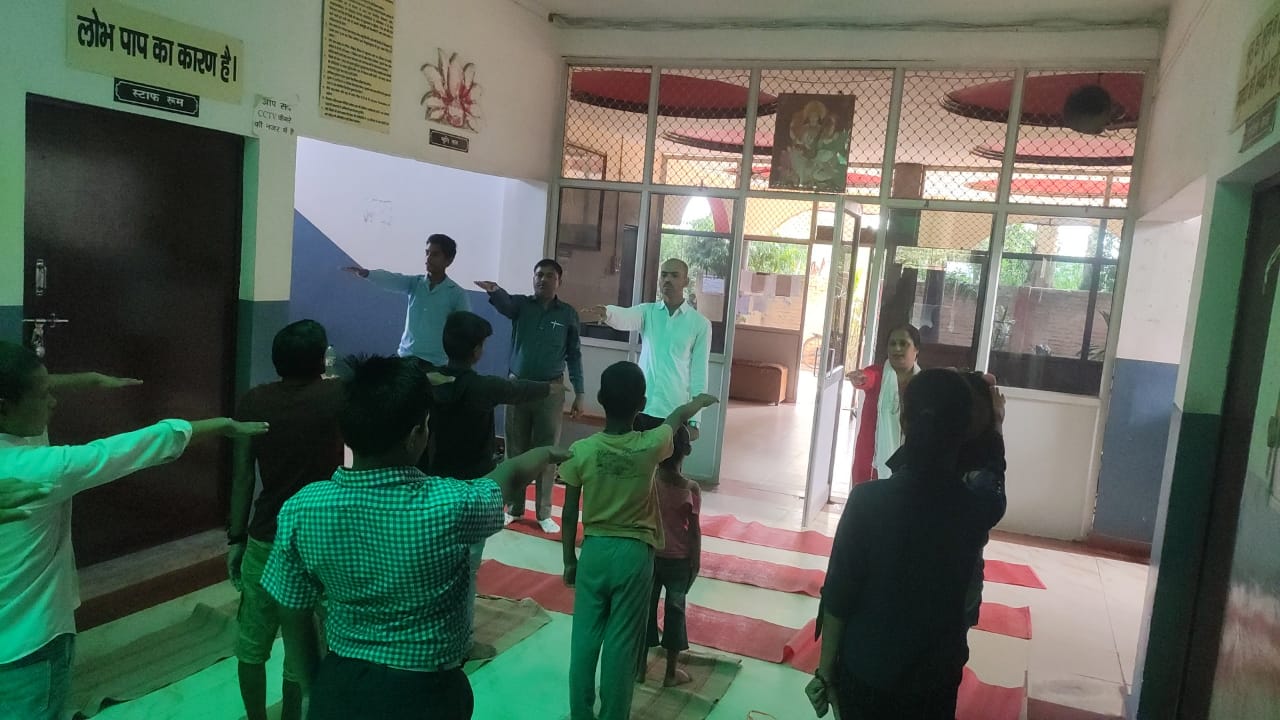 योगाभ्यास करते 21-Jun-2022