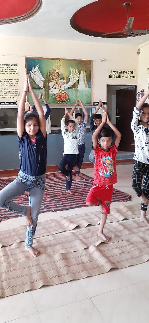 योगाभ्यास करते 20-Jun-2022